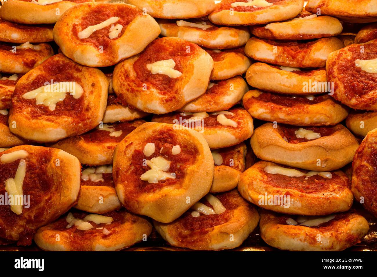 Tipico spuntino italiano con mini pizze Foto Stock