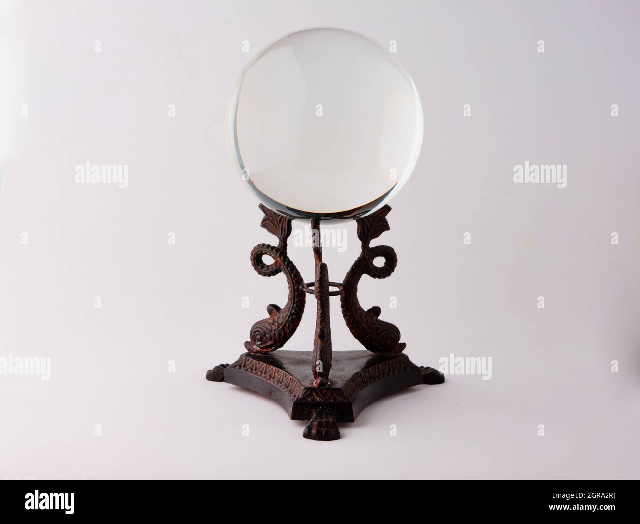 Sfera di cristallo. Concetto di divinazione. La seance spirituale. Lettura futura. Foto Stock