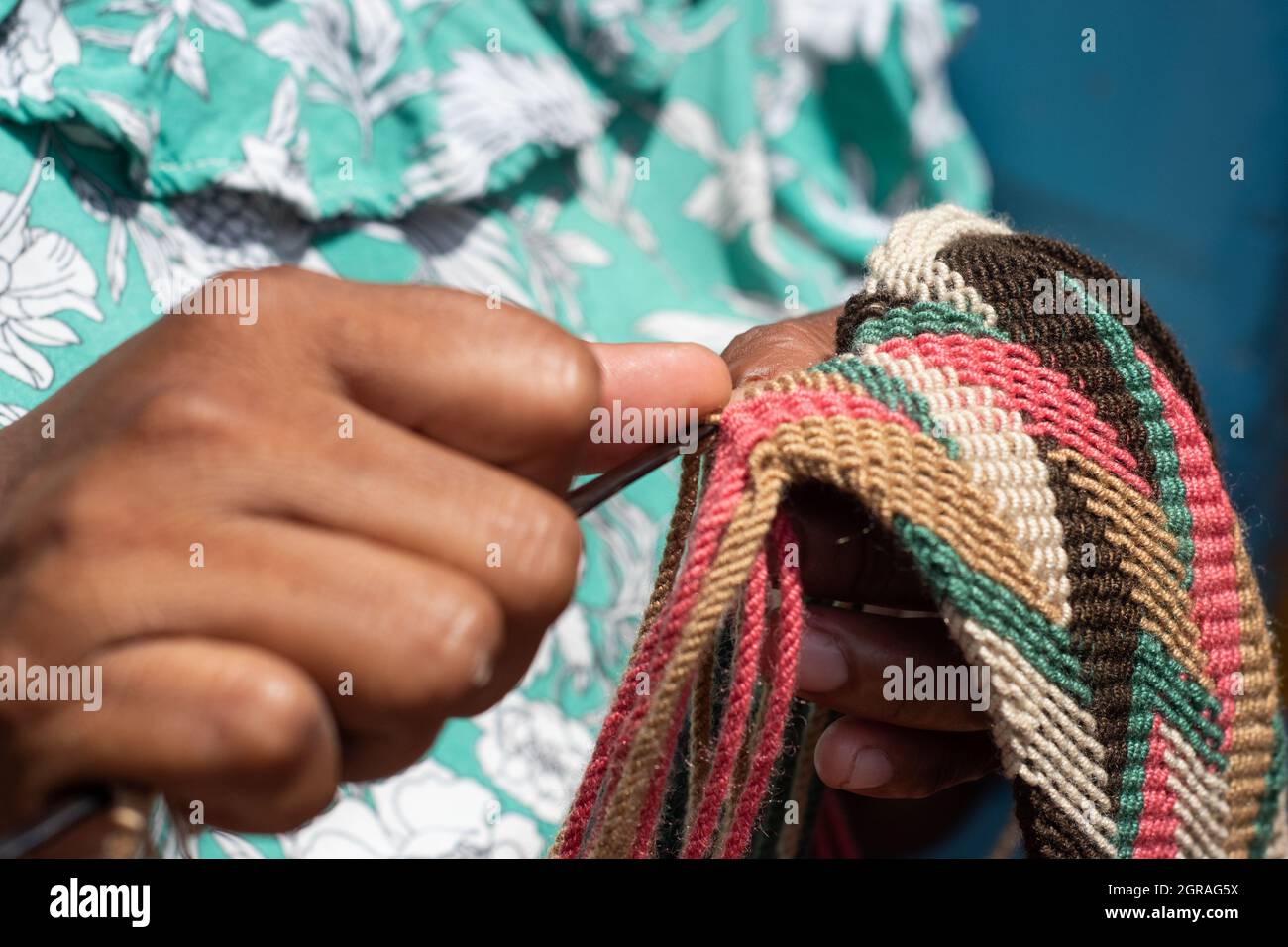 Mayapo, Colombia. 26 settembre 2021. Un membro della comunità indigena di  Wayuu inginocchiò uno zaino tradizionale di Wayuu durante una Missione  umanitaria sviluppata da 'de Corazon Guajira' a Mayapo a la Guajira -