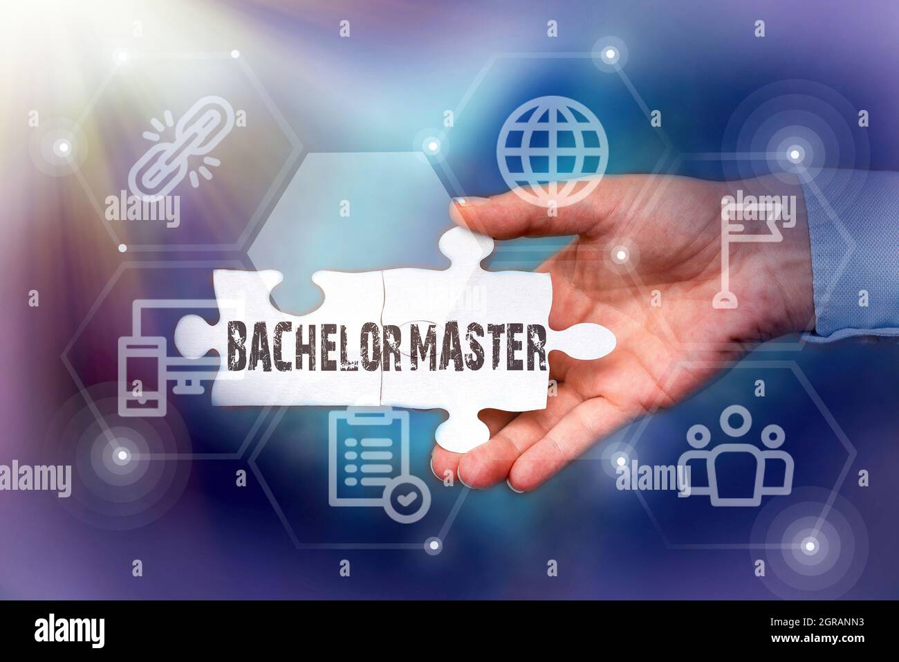 Didascalia di testo che presenta Bachelor Master. Internet Concept un grado avanzato completato dopo il bachelor s è mano di grado che tiene Jigsaw Puzzle pezzo Foto Stock