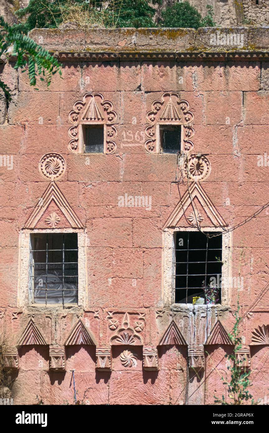 Storia e architettura in Turchia un antico palazzo greco in pietra nella città di Guzelyurt, Cappadocia Foto Stock