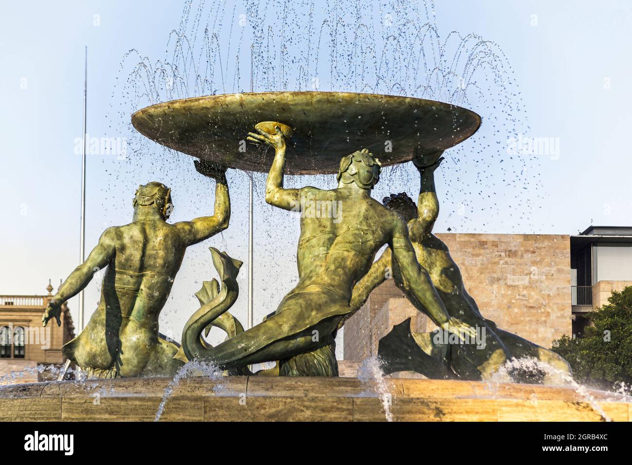 Malta, Floriana: l'imponente fontana del Tritone, progettato da Vincent Apap, situato appena al di fuori della città storica Porta della la capitale di Malta. Foto Stock