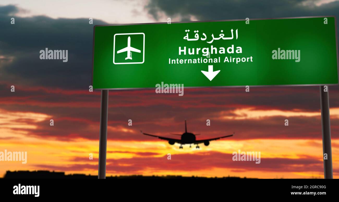 Atterraggio di silhouette di aeroplano a Hurghada, Egitto. Arrivo in città con cartello con la direzione dell'aeroporto e tramonto sullo sfondo. Concep. Viaggio e trasporto Foto Stock