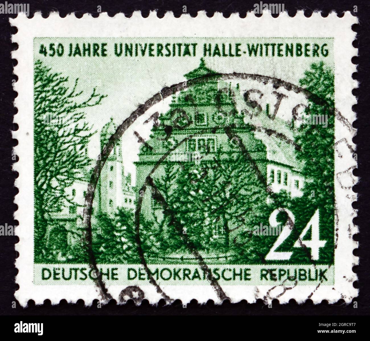 GDR - CIRCA 1952: Un francobollo stampato in GDR mostra l'Università di Halle, 450° anniversario della fondazione dell'Università di Halle, Wittenberg, circa 1952 Foto Stock