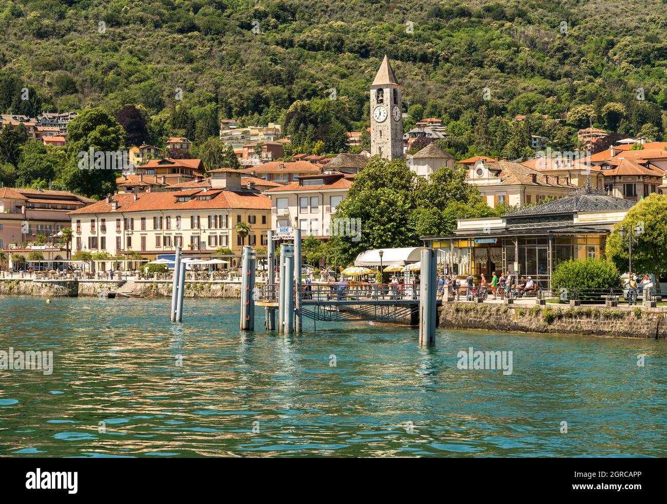 Baveno, Verbania, Italia - 14 giugno 2018: Vista sul molo della cittadina di Baveno, con turisti che in attesa del traghetto, sulla riva del Lago maggiore i. Foto Stock