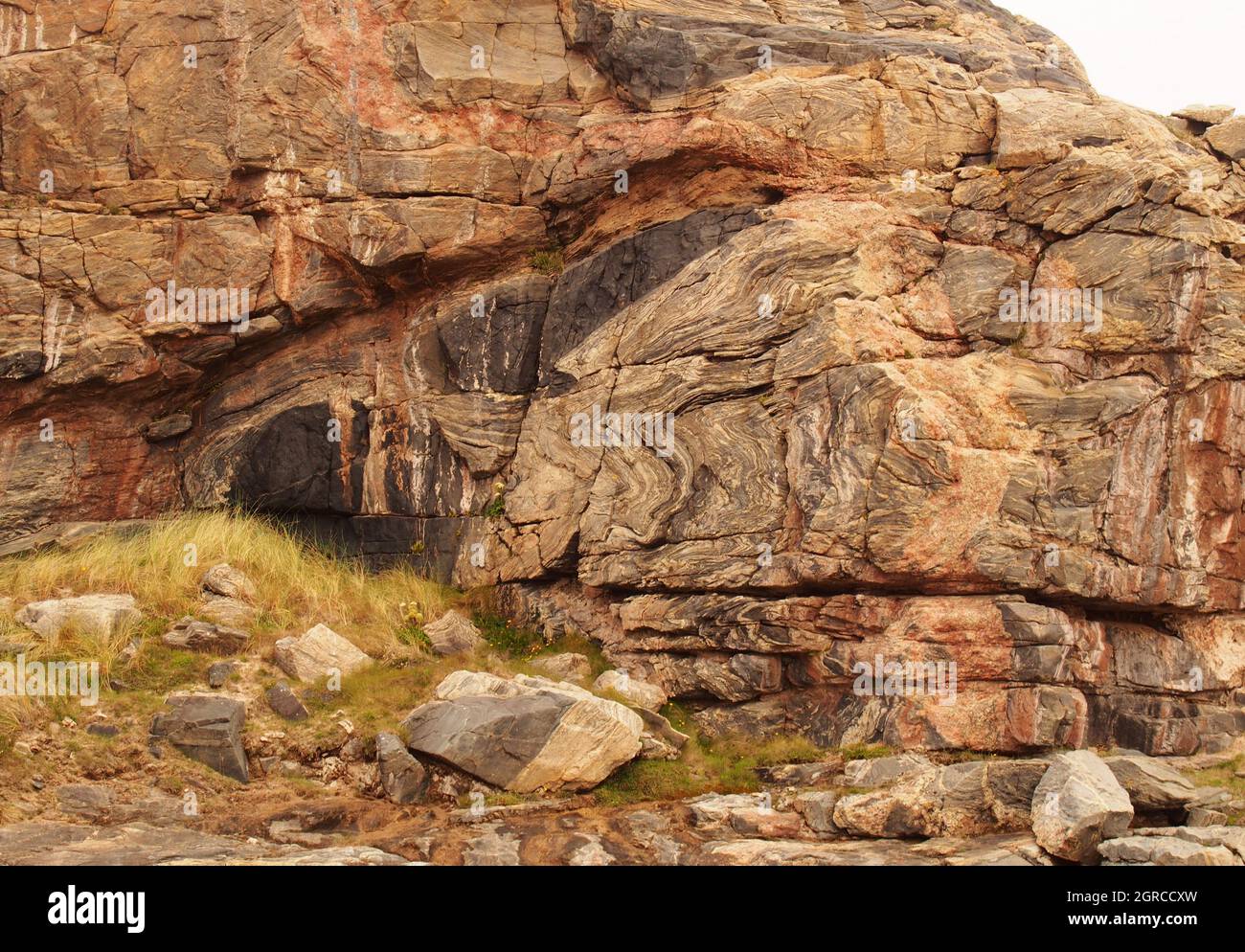 Strutture rocciose naturali a Sandwood Bay, Sutherland, Scozia, all'estremità nord della spiaggia, che mostrano l'antica roccia dei gneiss Lewisiani Foto Stock