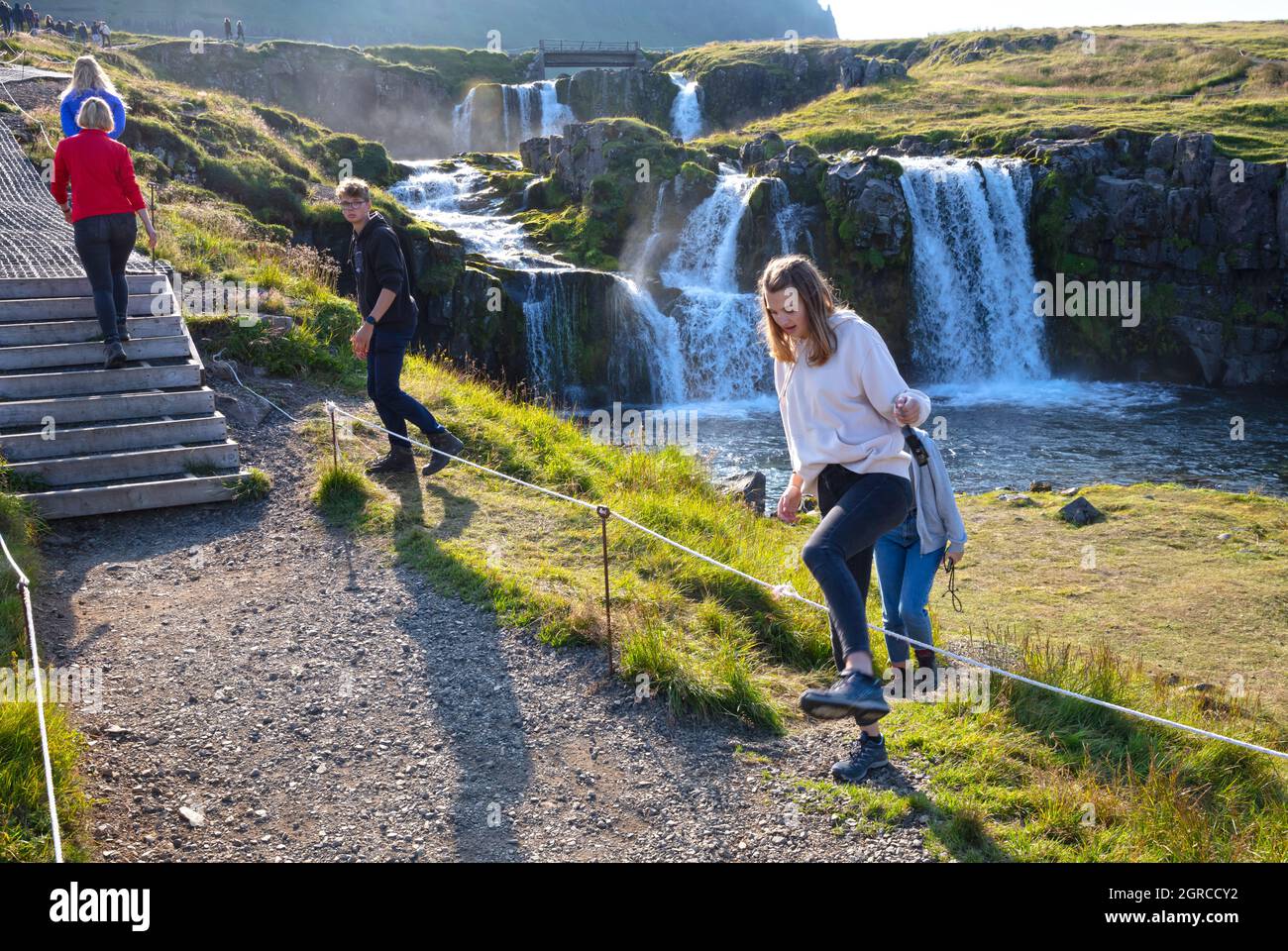 Kirkjufell, Islanda il 7 agosto 2021 - turisti stranieri ignorando i confini stabiliti dal popolo islandese, attraversando le linee e nel frattempo destorying Foto Stock