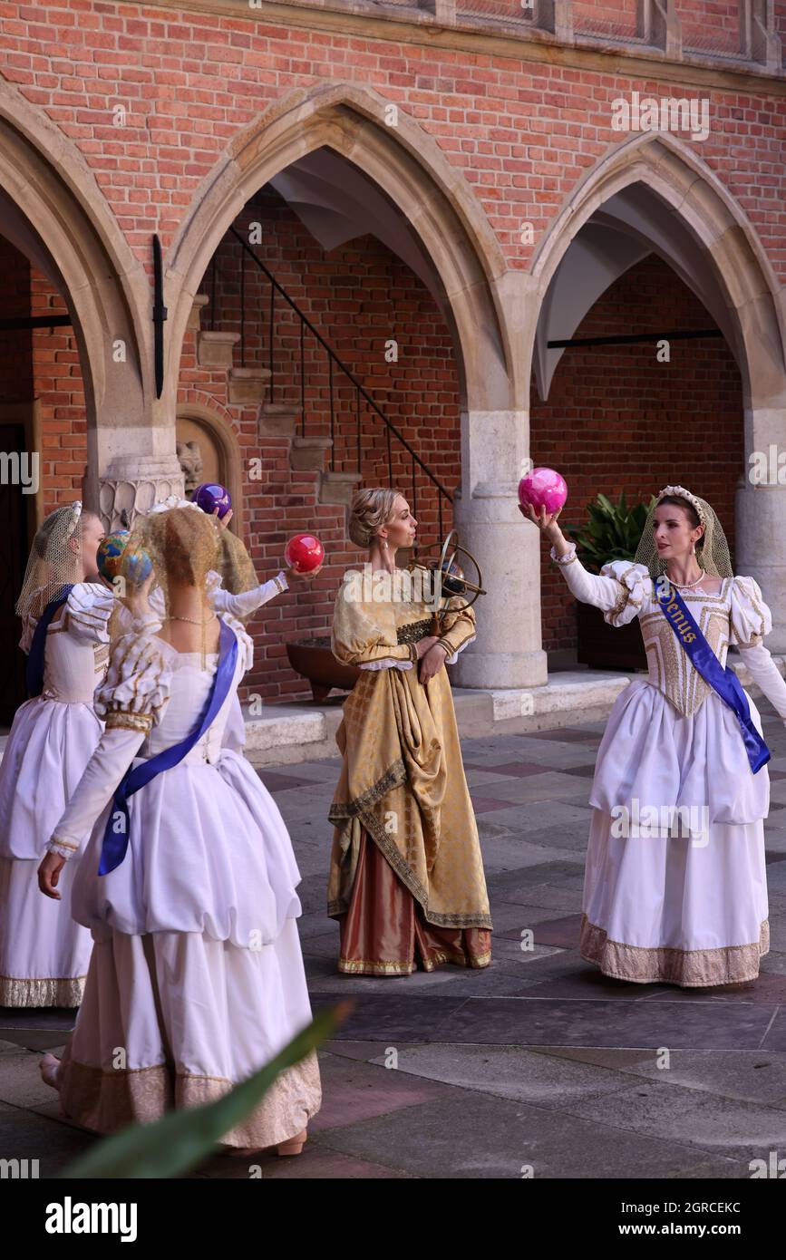 Cracovia, Polonia - 29 luglio 2021: Spettacolo - Harmonia Mundi eseguito da Cracovia Danza Ballet nel cortile del Collegium Maius of the Jagiell Foto Stock