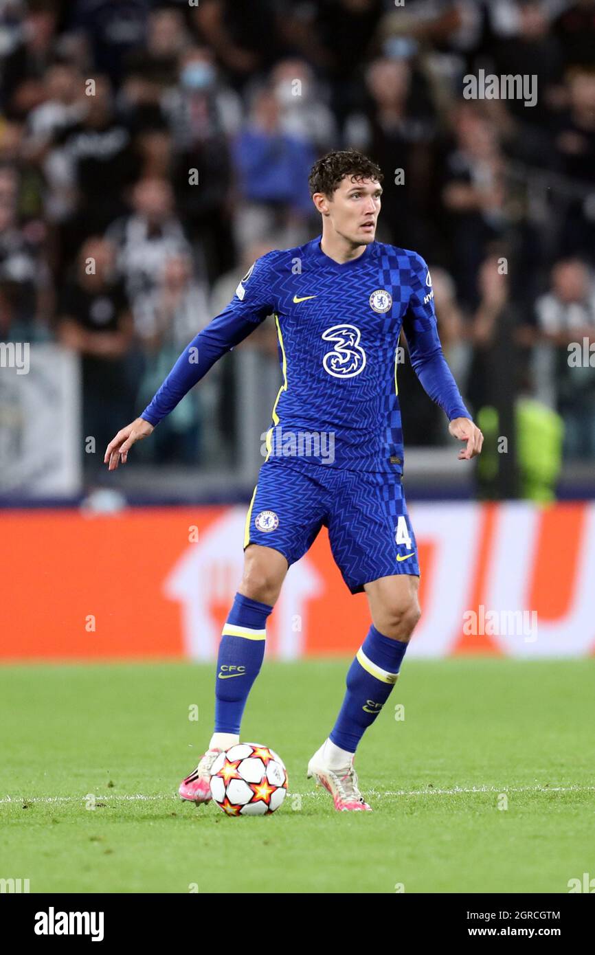 Andreas Christensen del Chelsea FC controlla la palla durante la partita UEFA Champions League Group H tra Juventus FC e Chelsea FC Foto Stock