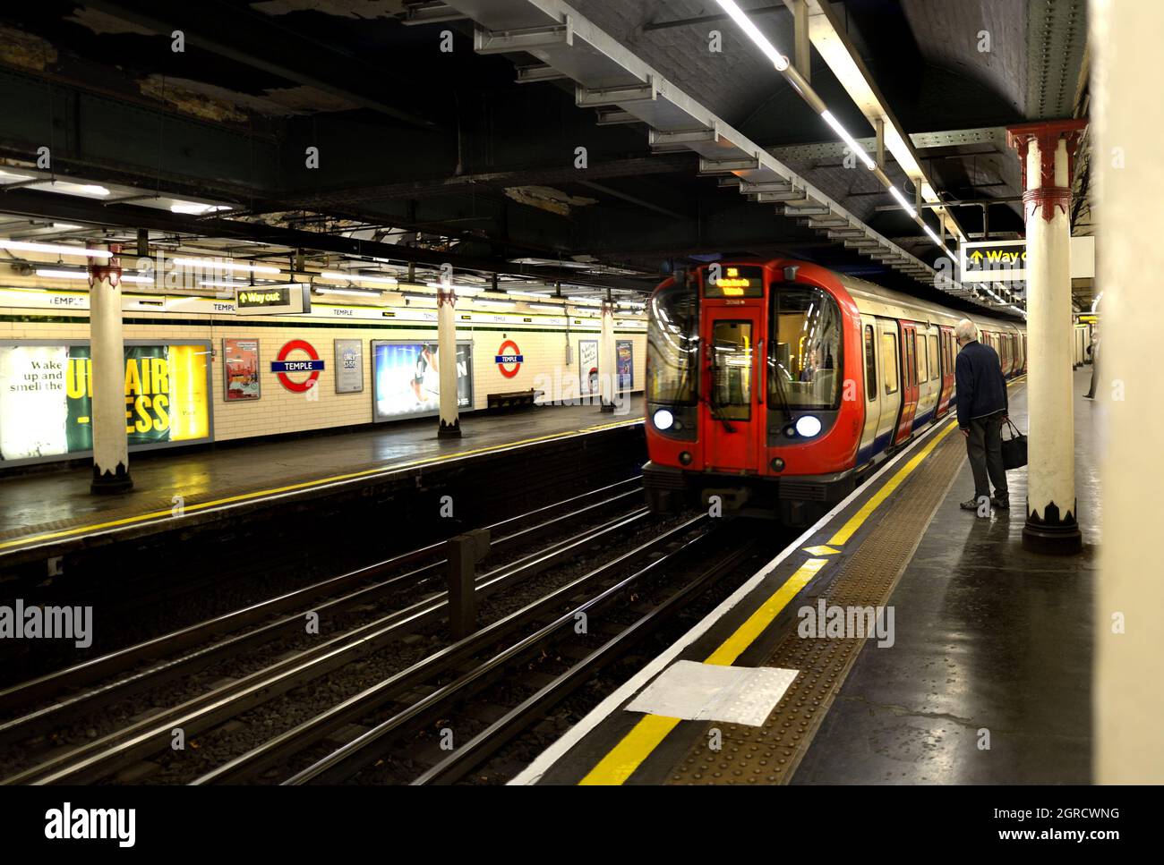 Londra, Inghilterra, Regno Unito. Stazione della metropolitana di Temple - treno che arriva al binario Foto Stock