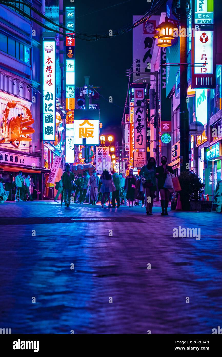 La vista della strada Dotonbori di notte in Osaka-Kobe Giappone con lo stile di colore cyberpunk. Colore cyberpunk per la fotografia di strada notturna. Foto Stock