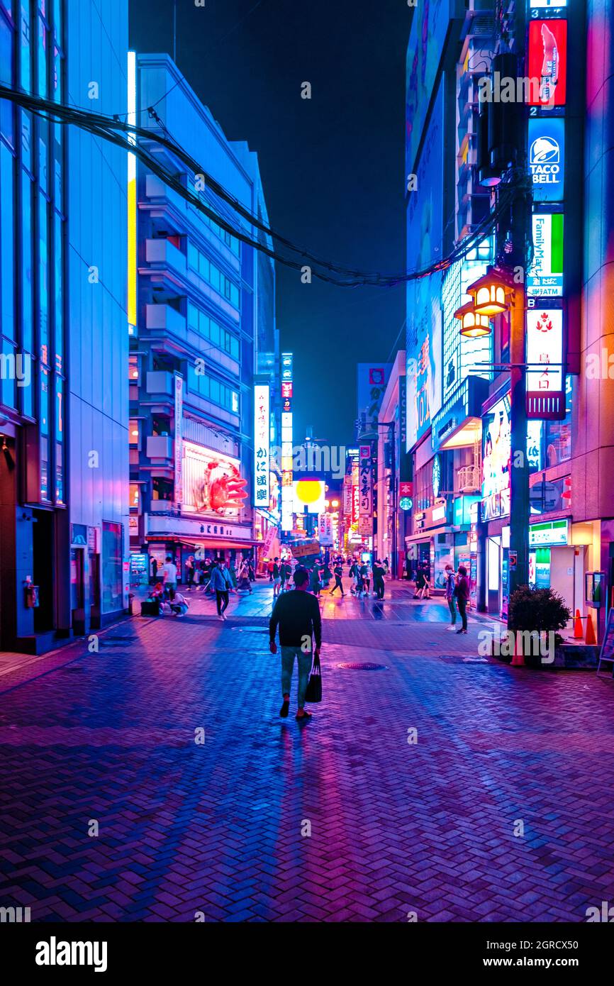 La vista della strada Dotonbori di notte in Osaka-Kobe Giappone con lo stile di colore cyberpunk. Colore cyberpunk per la fotografia di strada notturna. Foto Stock