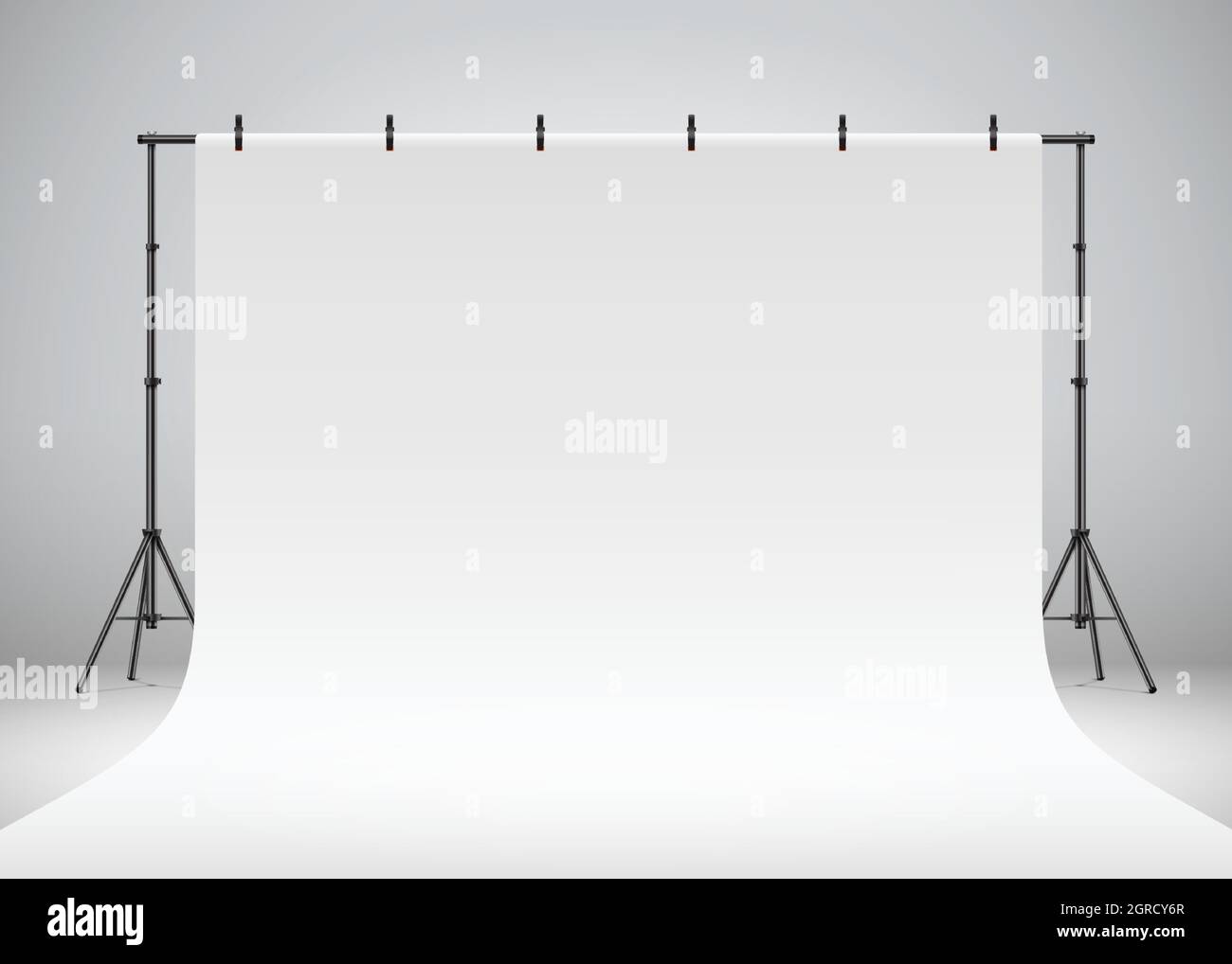 Sfondo bianco dello studio fotografico appeso a clip e cavalletti. Impostazione di scatto fotografico professionale su sfondo grigio, illustrazione vettoriale realistica. Illustrazione Vettoriale