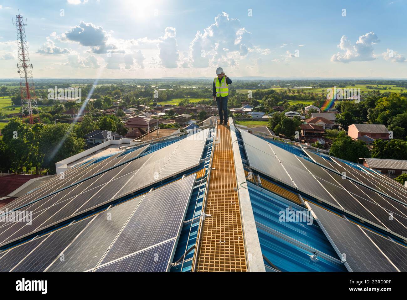 Un ingegnere ispeziona i pannelli solari sul tetto, manutenzione del tetto solare, energia solare. Foto Stock