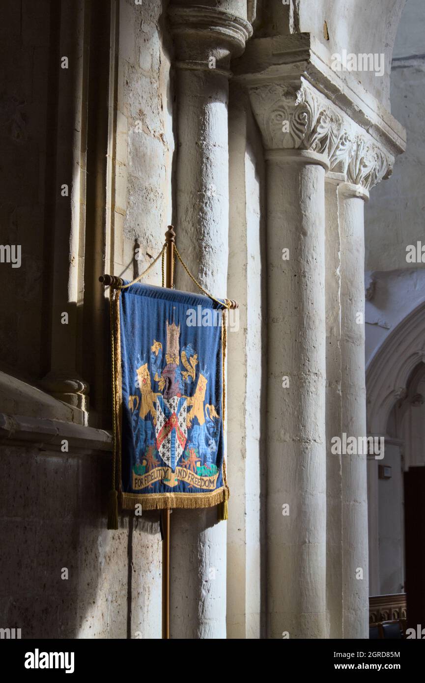 Church Banner in Christchurch Priory mostra la cresta di Christchurch Town nad con il motto 'for Fidelity and Freedom', Regno Unito Foto Stock