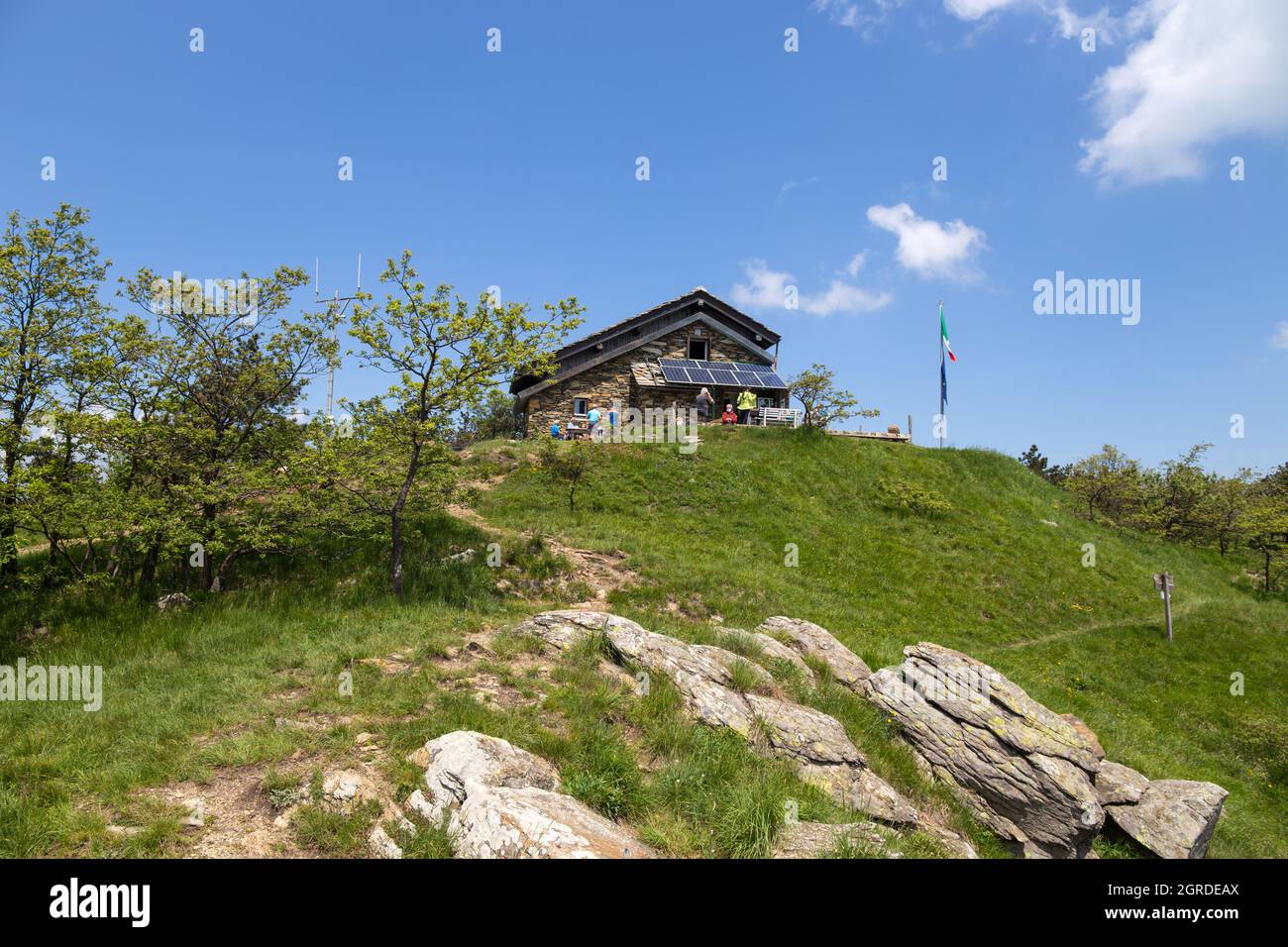 Il Rifugio Argentea sul Monte Argentea, una montagna dell'Appennino Ligure, alta 1,082 metri, nella parte occidentale della provincia di Genova. Foto Stock