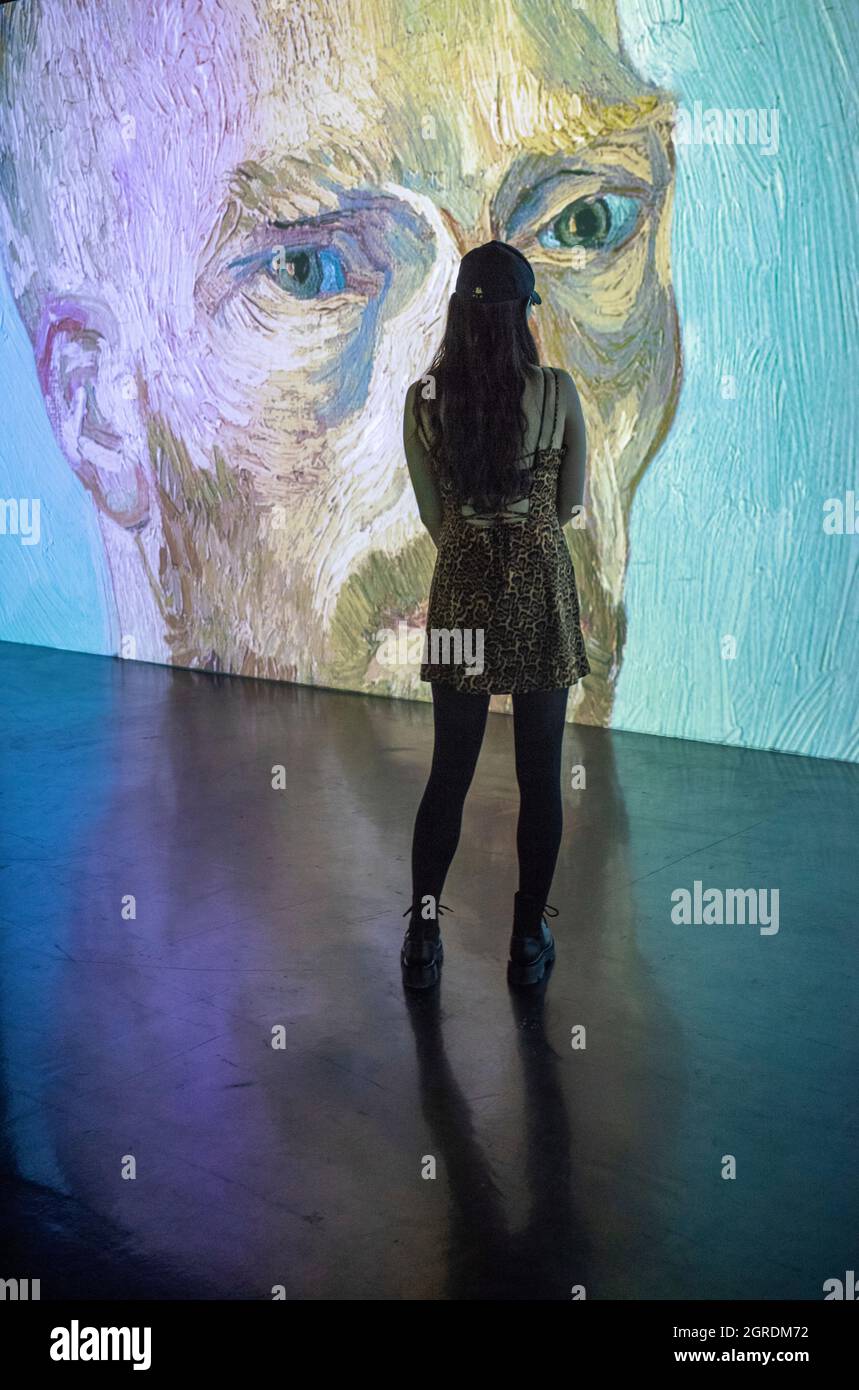 Pechino, Cina. 01 ottobre 2021. Gli spettatori esplorano una mostra interattiva dei dipinti di Vincent Van Gogh a Pechino, Cina, il 01/10/2021 da Wiktor Dabkowski Credit: dpa/Alamy Live News Foto Stock