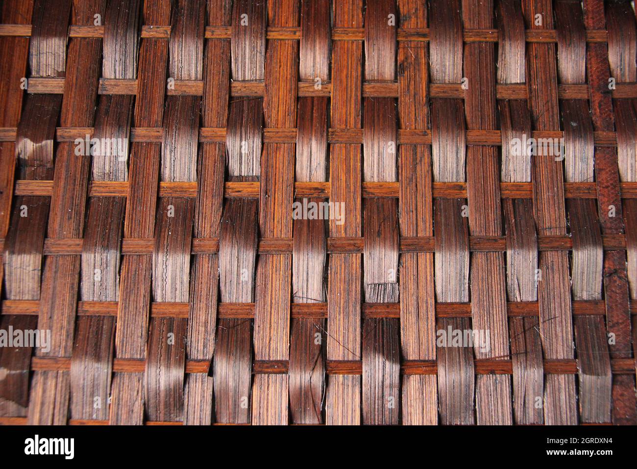 Primo piano sulla superficie di un cesto in fibra di bambù naturale. Verniciato, fondo e texture. Foto Stock