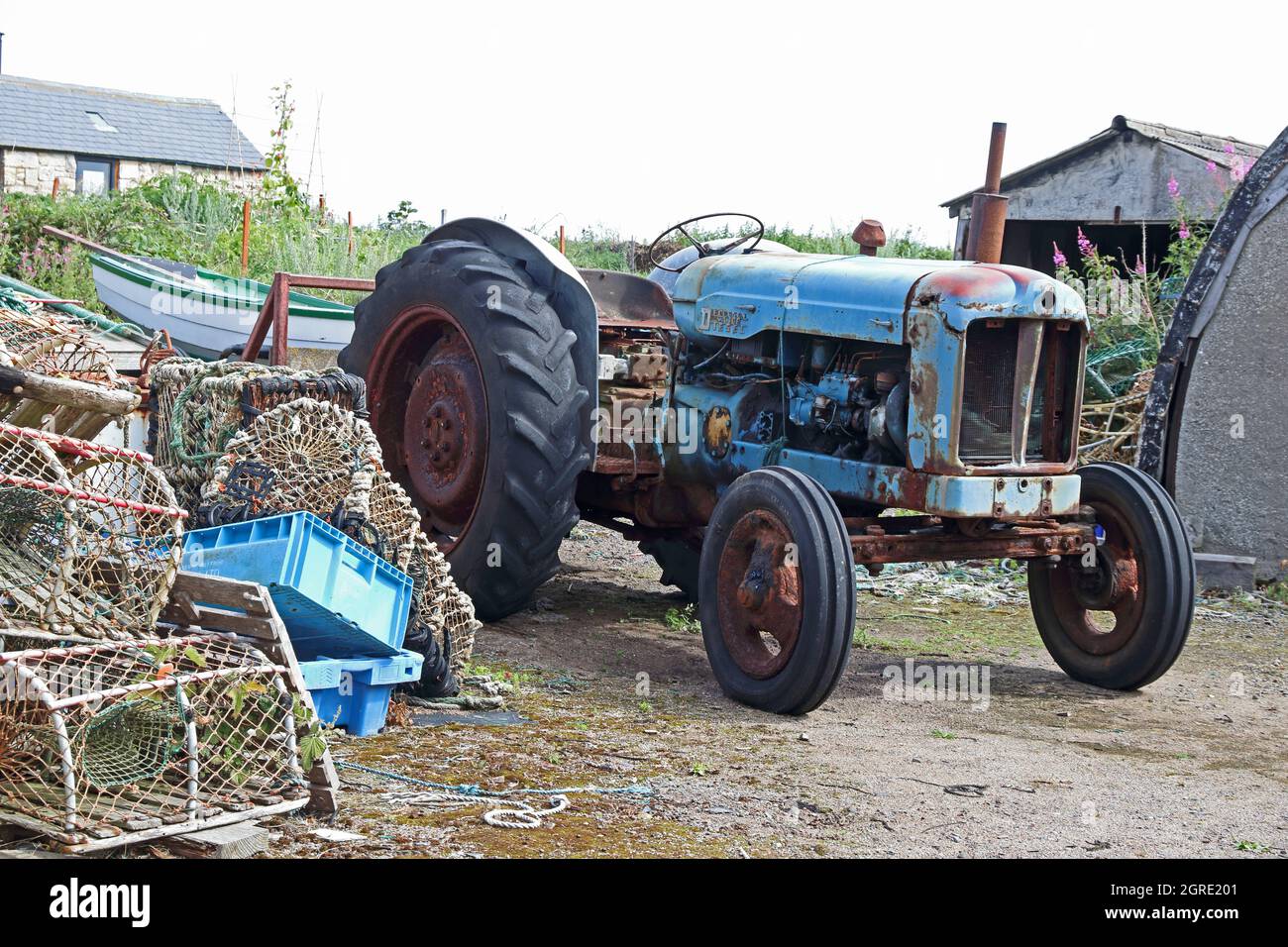 Vecchio trattore Fordson Majoe Diesel usato per lanciare le barche dalla spiaggia, Boulmer Foto Stock