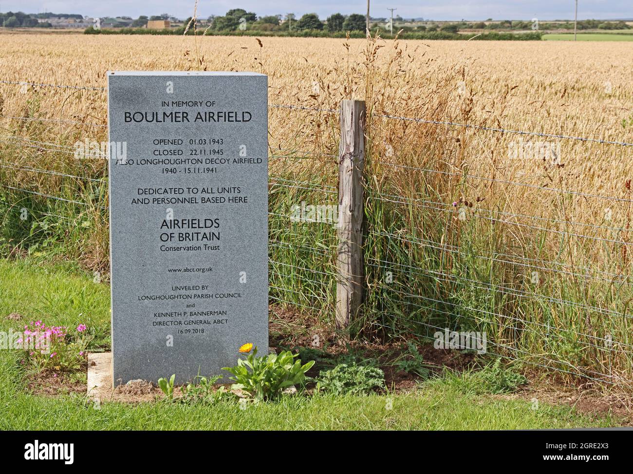 Pietra commemorativa per la seconda guerra mondiale Boulmer Airfield e Longhoughton Decoy Airfield, Boulmer Foto Stock