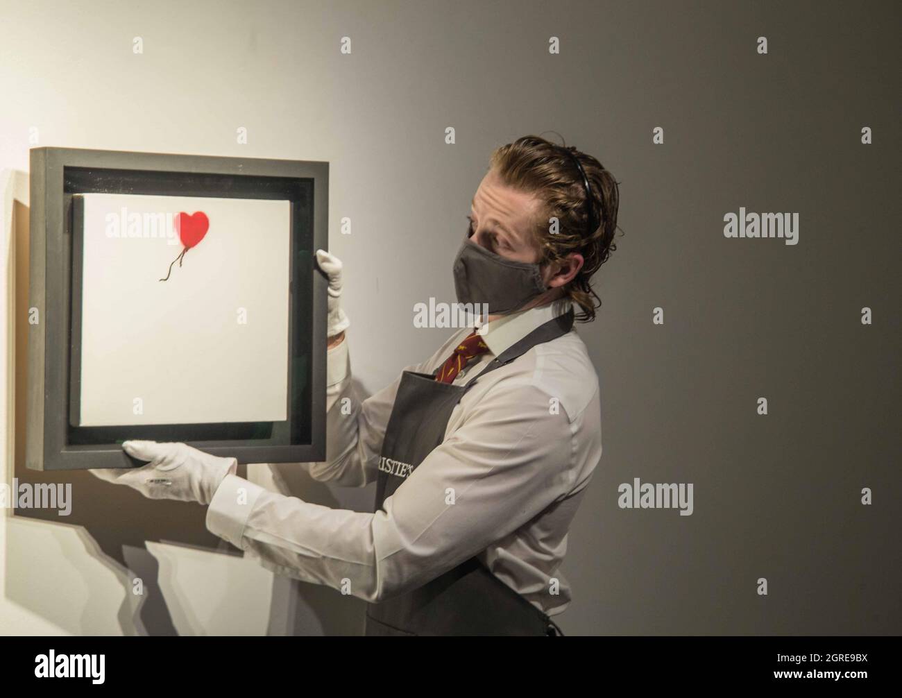 Londra, Regno Unito. 01 ottobre 2021. Christie's svelato Major Banksy Work Girl and Balloon (Dyptych) vernice spray su tela, in due parti eseguite nel 2005, questo lavoro è il numero sei dall'edizione di Twenty, Est £ 2.5-3.5 milioni di credito: Paul Quezada-Neiman/Alamy Live News Foto Stock