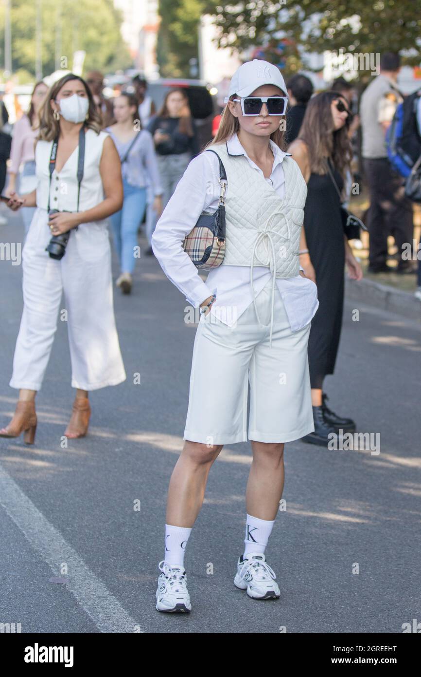 24 settembre 2021: Il modello indossa pantaloncini bianchi e una camicia bianca a maniche lunghe Foto Stock