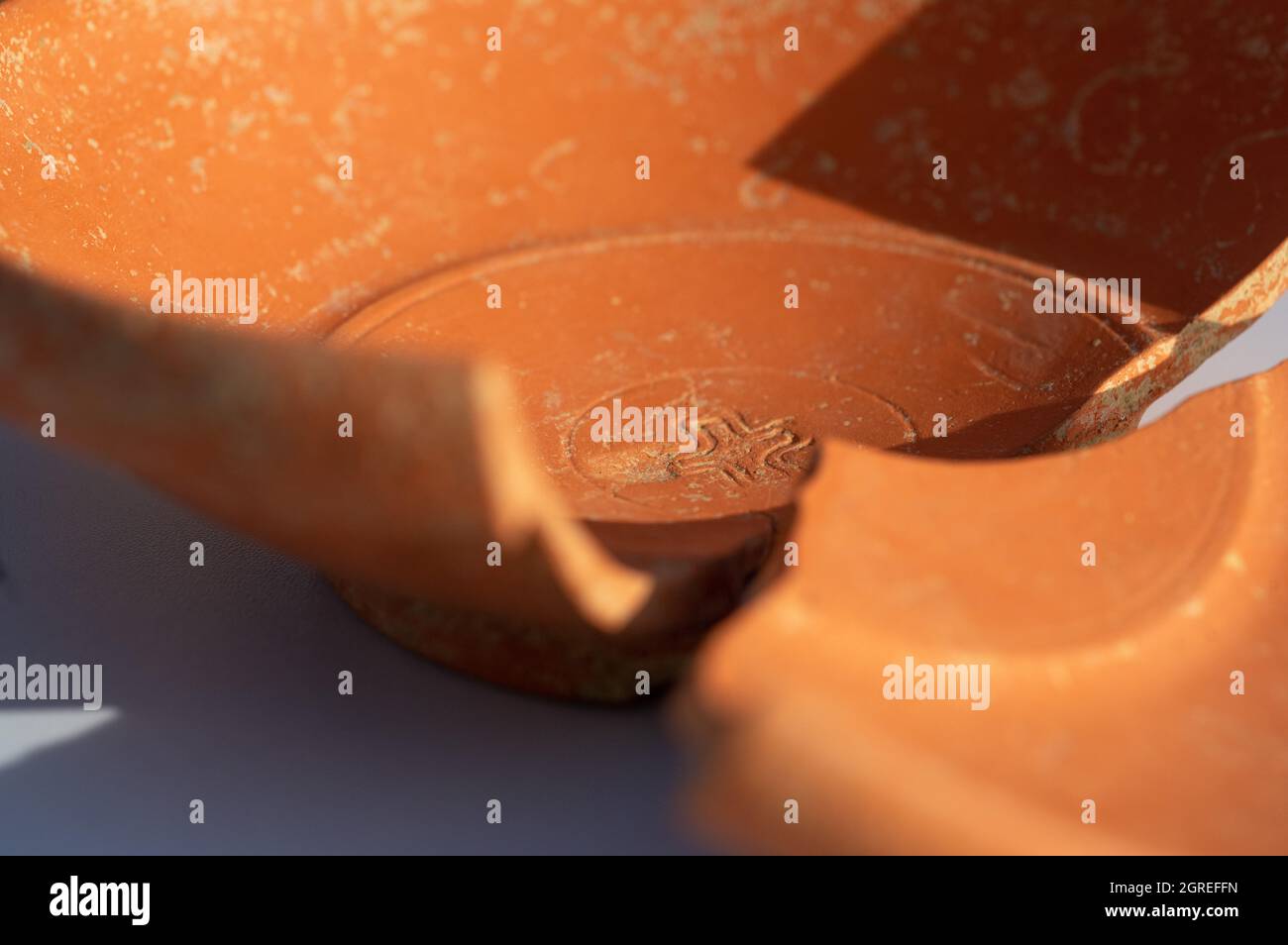 Deiningen, Germania. 01 ottobre 2021. C'è una croce incisa su una ciotola di ceramica rotta. Durante gli scavi nella Nördlinger Ries, gli archeologi hanno trovato questa ciotola, che ha avuto origine in Africa, tra gli altri beni sepolti in una tomba del VI secolo. Credit: Stefan Puchner/dpa/Alamy Live News Foto Stock