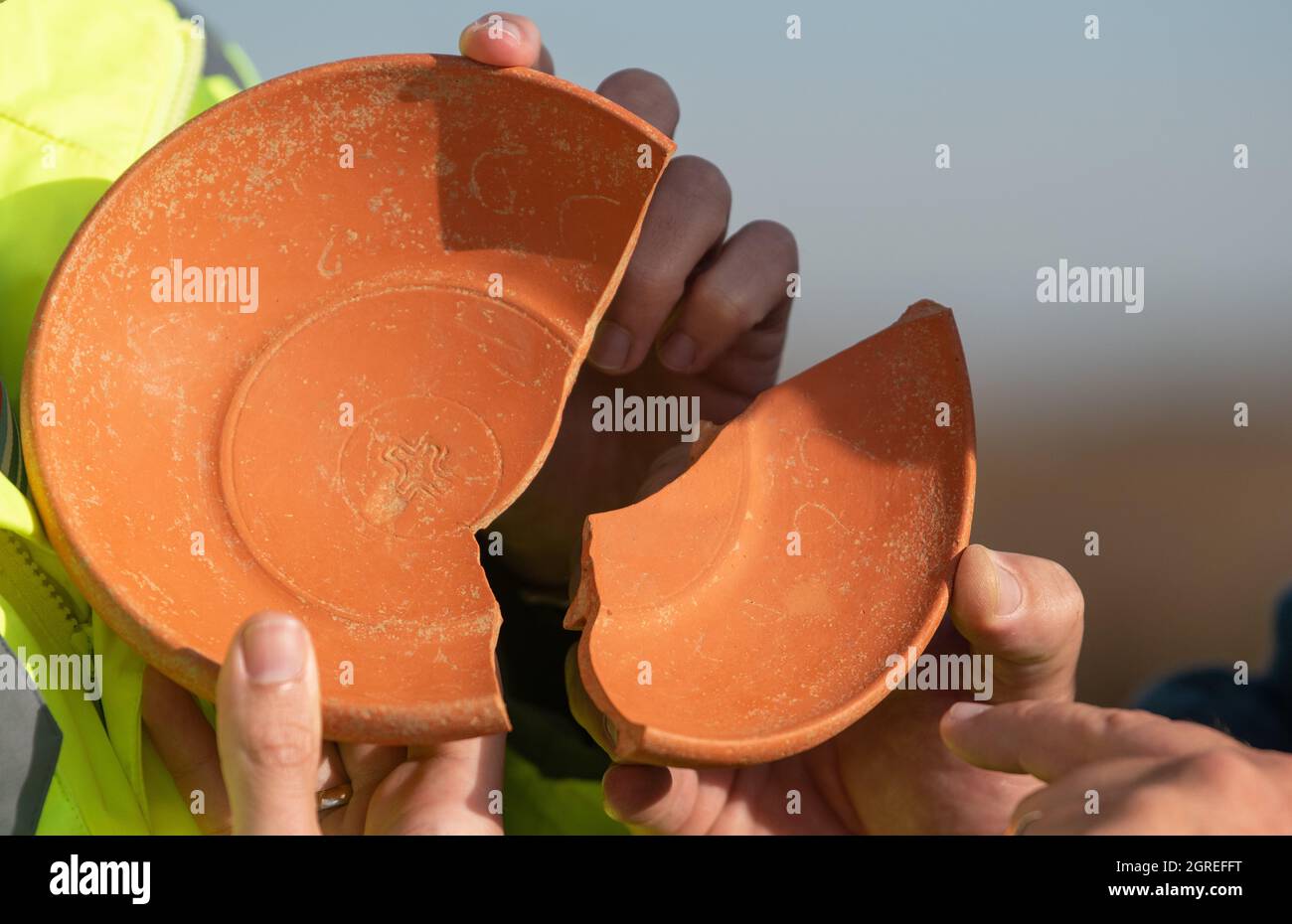 Deiningen, Germania. 01 ottobre 2021. Vi sono incisioni su una ciotola di ceramica rotta. Durante gli scavi nella Nördlinger Ries, gli archeologi hanno trovato questa ciotola, che proviene dall'Africa, tra gli altri beni sepolti in una tomba del VI secolo. Credit: Stefan Puchner/dpa/Alamy Live News Foto Stock