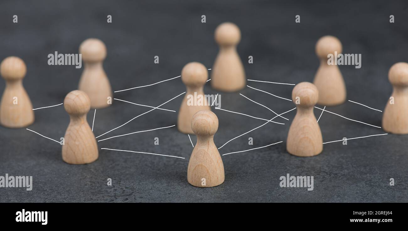 Figure di legno, il roup delle persone che si collegano attraverso un web, business networking e comunicazione Foto Stock