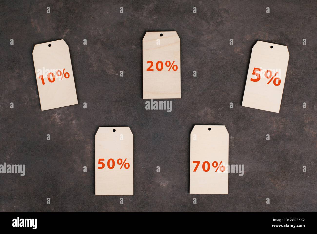 Prezzo etichette da con sconti diversi su sfondo scuro Foto Stock