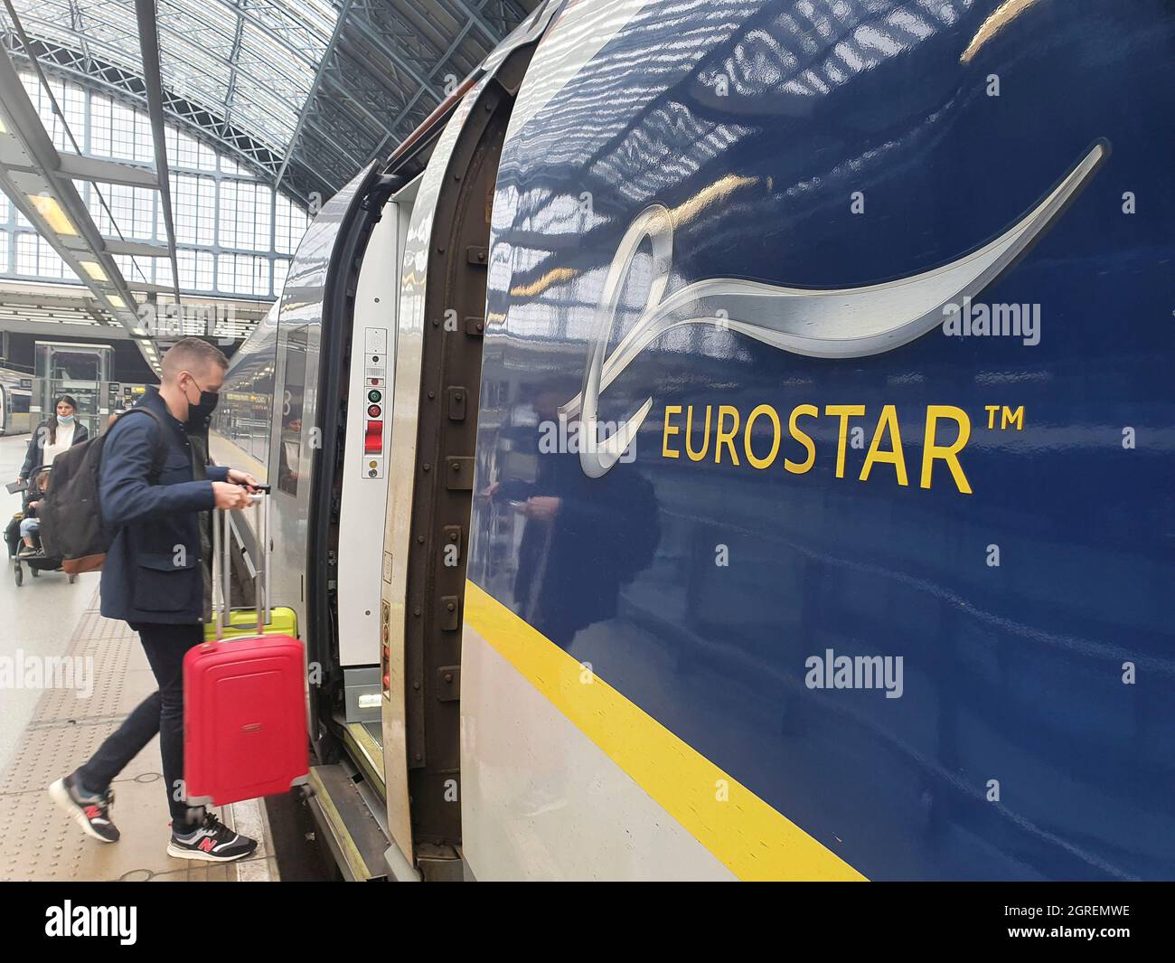 Londra, UK, 30 settembre 2021: Prendere l'Eurostar da Londra a Parigi, con maschere facciali richieste. Viaggiare dal Regno Unito alla Francia richiede un certificato di vaccinazione, ma da lunedì 4 ottobre il viaggio di ritorno sarà più semplice poiché la designazione della lista ambra per le norme di viaggio è stata abolita. I passeggeri non dovranno più completare un test PCR prima di viaggiare. Anna Watson/Alamy Live News Foto Stock