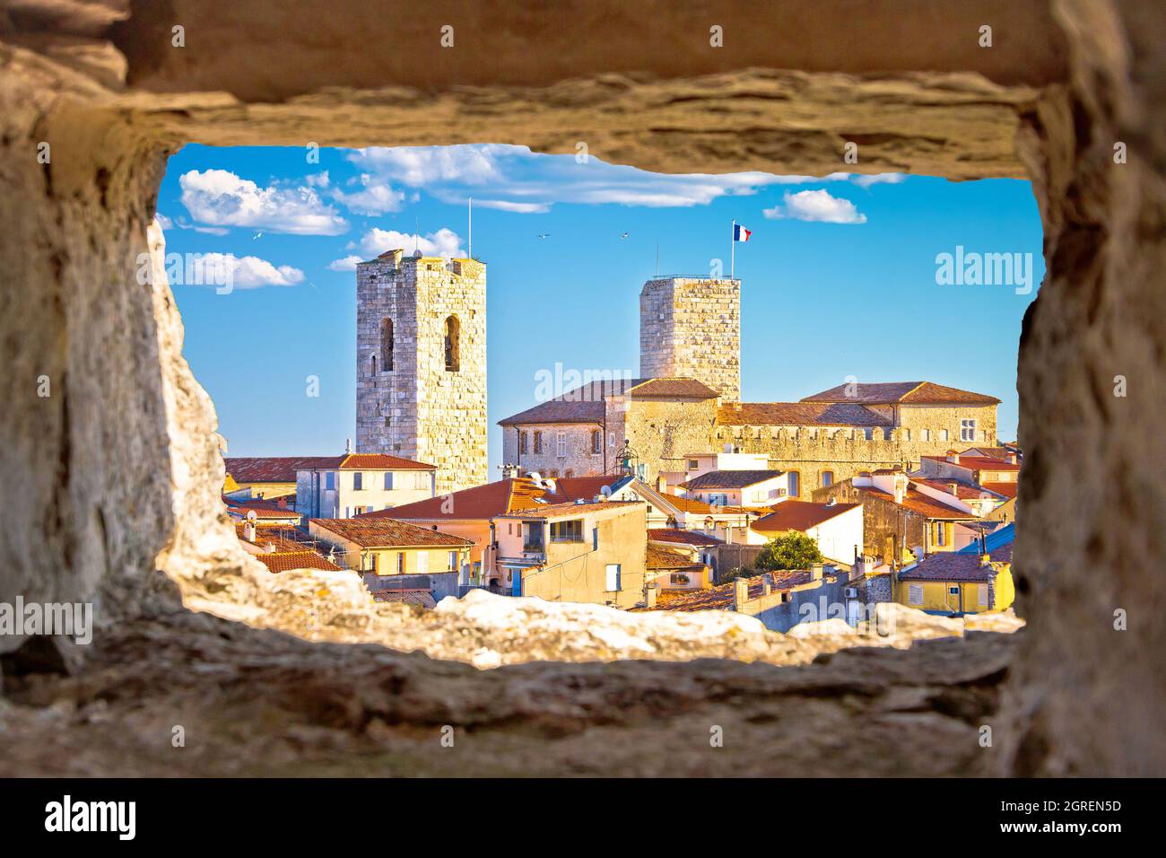 Storica costa Azzurra, città vecchia di Antibes, lungomare e tetti vista attraverso la finestra di pietra, famosa destinazione in Costa Azzurra, Francia Foto Stock