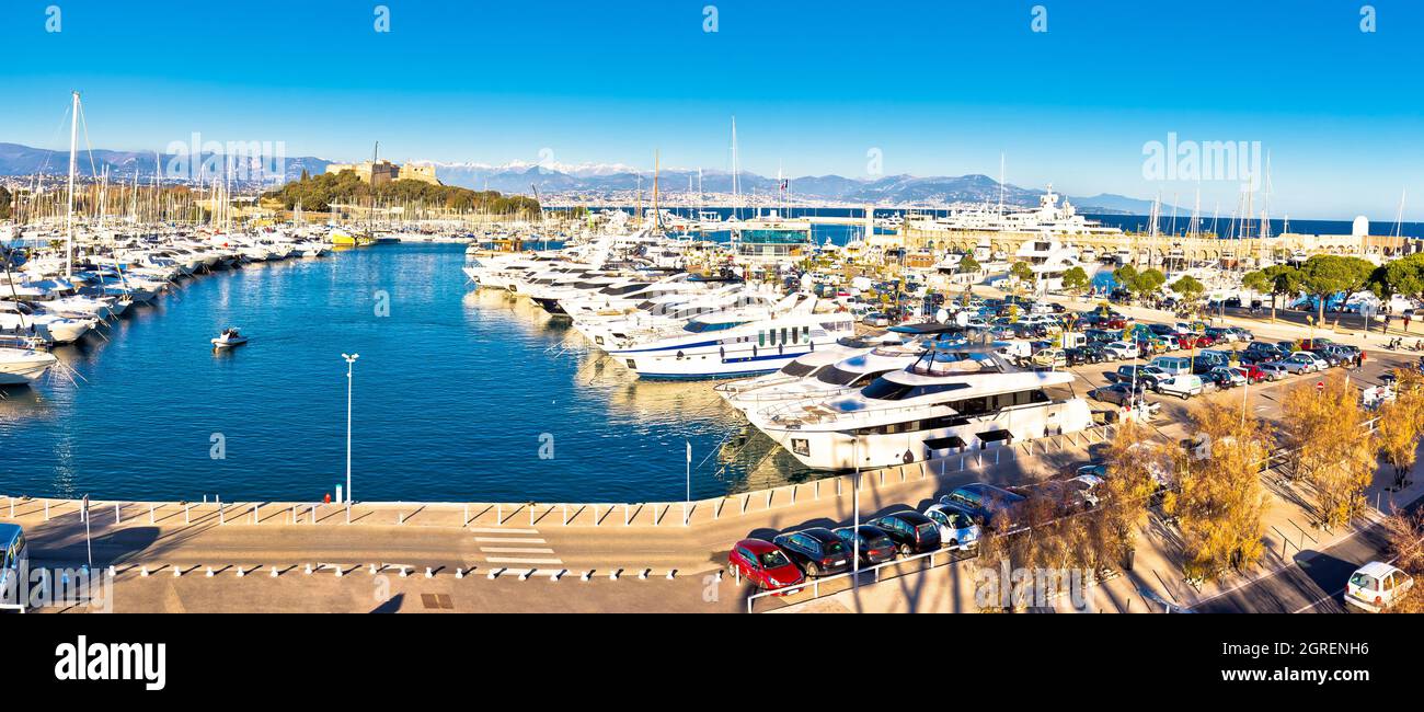 Città di Antibes Marina Port Vauban e Fort Carré vista panoramica, Francia meridionale Foto Stock