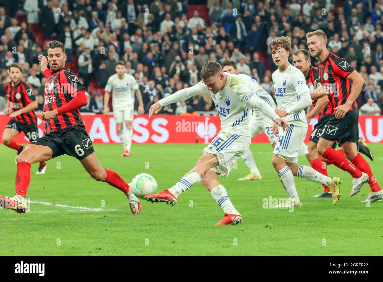 Copenaghen, Danimarca. 30 settembre 2021. PEP Biel (16) del FC Copenhagen visto durante la partita della UEFA Europa Conference League tra il FC Copenhagen e il Lincoln Red Imps FC al Parken di Copenhagen. (Photo Credit: Gonzales Photo/Alamy Live News Foto Stock