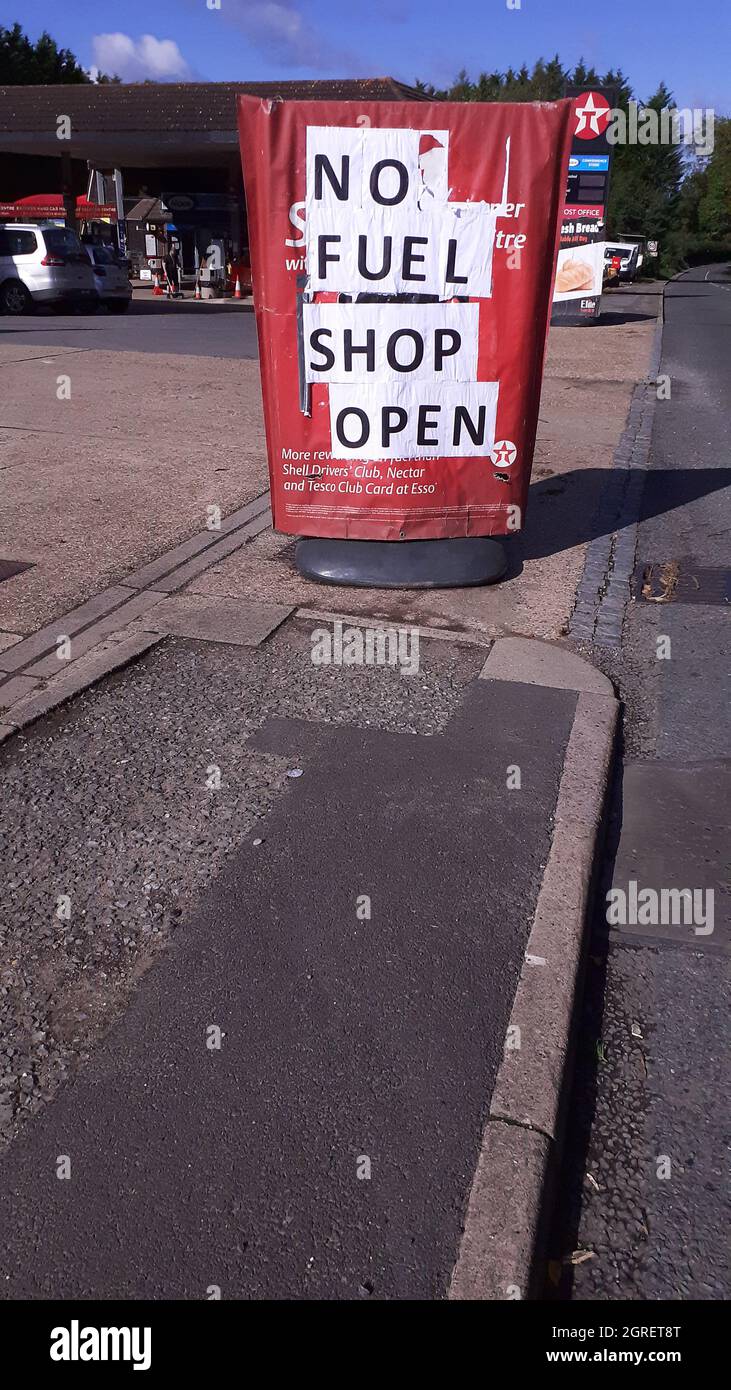 Fuel Crisis 2021 regno unito piazzola segno alla stazione di benzina nessun negozio di carburante aperto. Mancanza di carburante a causa di panico acquisto e la carenza di conducenti di consegna petroliere. Foto Stock