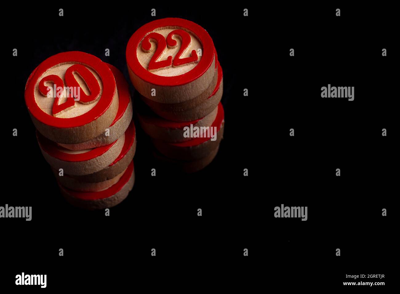 Stack del gioco da tavolo Lotto con numeri 2022 anni - sfondo nero e spazio di copia Foto Stock