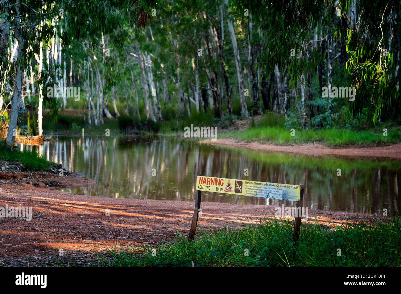 Cartello segnaletico a coccodrillo all'incrocio del torrente, The Palms, Weipa North Queensland, Australia Foto Stock