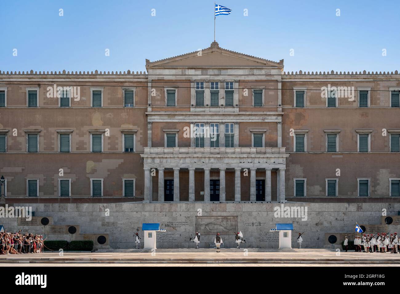 Il cambiamento cerimoniale della Guardia Presidenziale greca che si svolge la domenica presso il monumento commemorativo Unkown Soldier Tomb di fronte al Parlamento greco Foto Stock