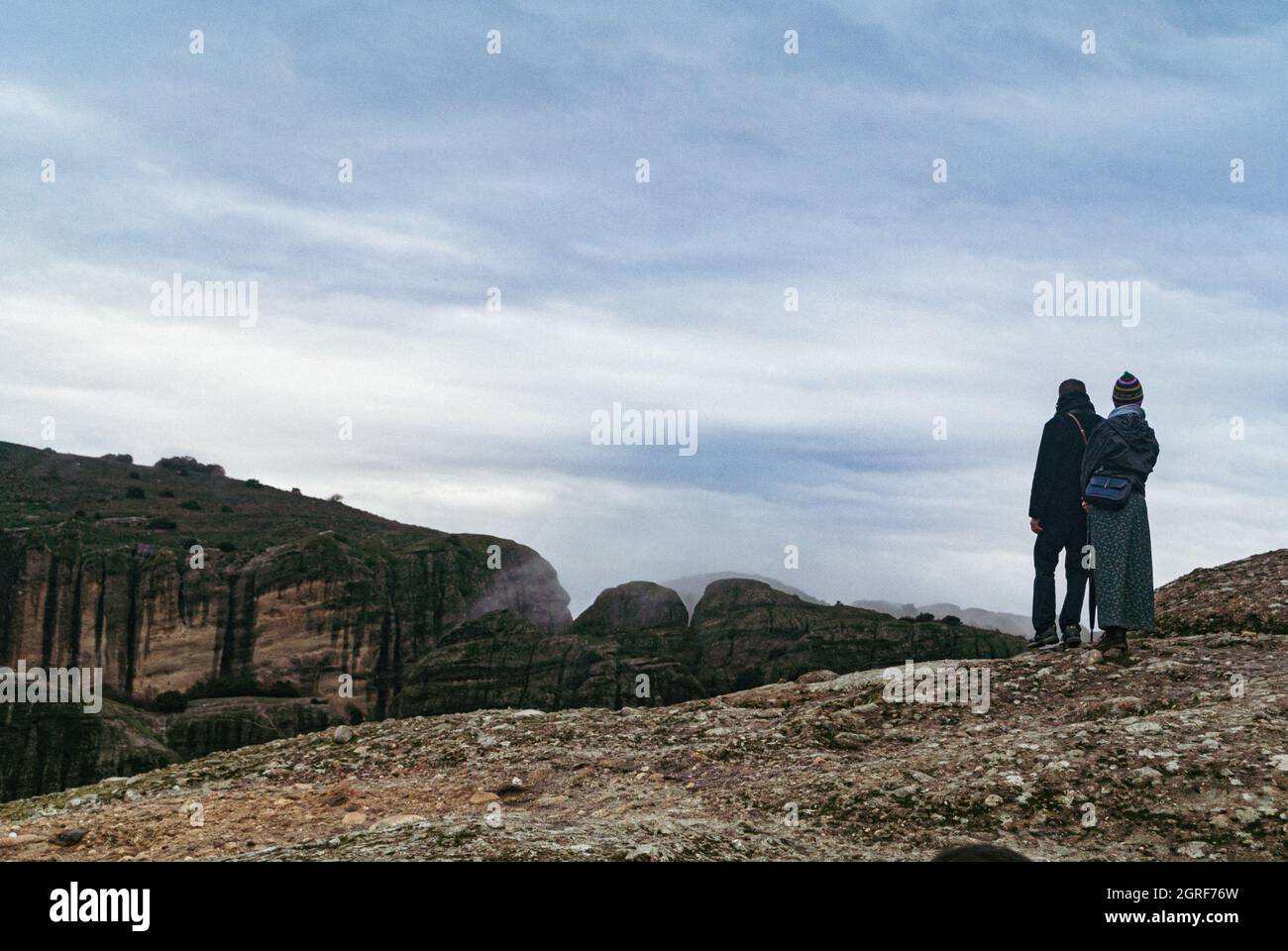 Un paio di lookin alla vista da una collina a Meteora, Kalampaka, Grecia Foto Stock