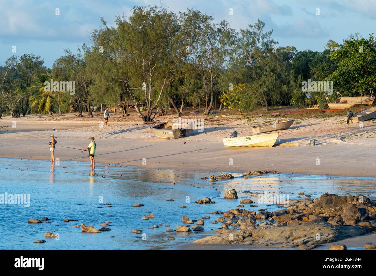 Barche da pesca a Alau Beach, Alau Beach Campground, Umagico, Cape York Peninsula, North Queensland Foto Stock