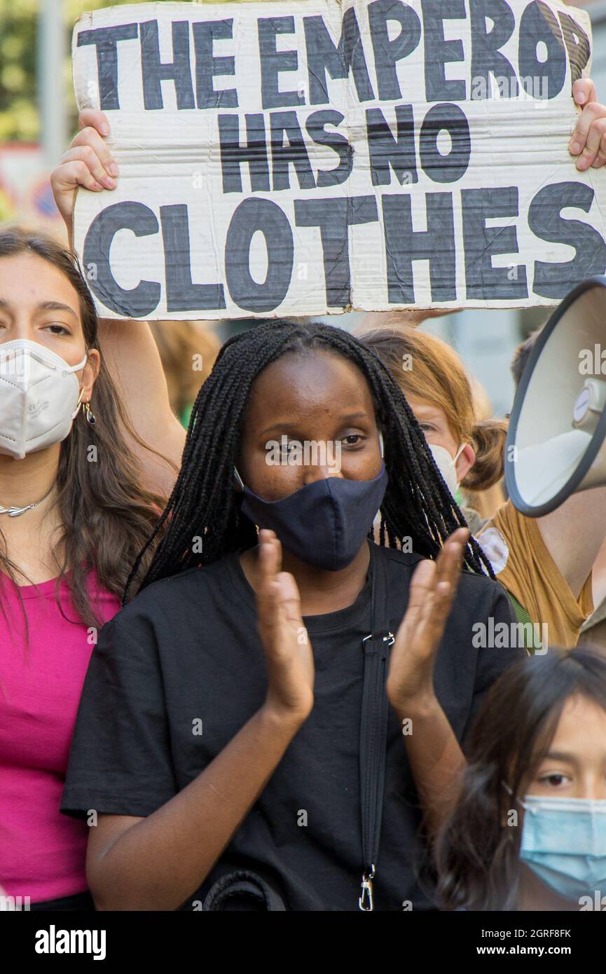 Milano, Italia - 1 ottobre 2021 - venerdì per la futura protesta con Greta Thunberg - Vanessa Nakate attivista ambientale ugandese Credit: Christian Santi/Alamy Live News Foto Stock