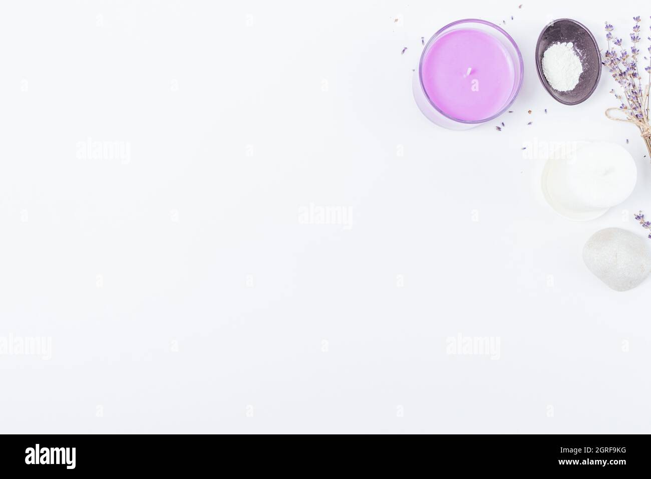 Spa set con fiori di lavanda, argilla cosmetica e candele profumate su sfondo bianco con spazio copia, piatto Foto Stock