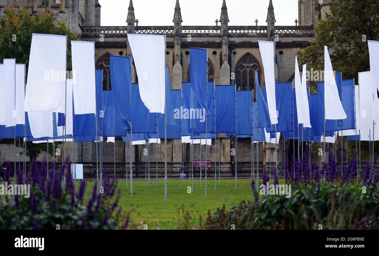 Luke Jerram's in Memoriam, un'installazione d'arte potente e significativa, creata in memoria delle perdite subite durante la pandemia COVID-19, dopo essere stata installata nel College Green di Bristol. L'installazione, che sarà aperta al pubblico dal 1° al 17 ottobre, è composta da oltre 100 bandiere di lenzuola ospedaliere NHS. Data foto: Venerdì 1 ottobre 2021. Foto Stock