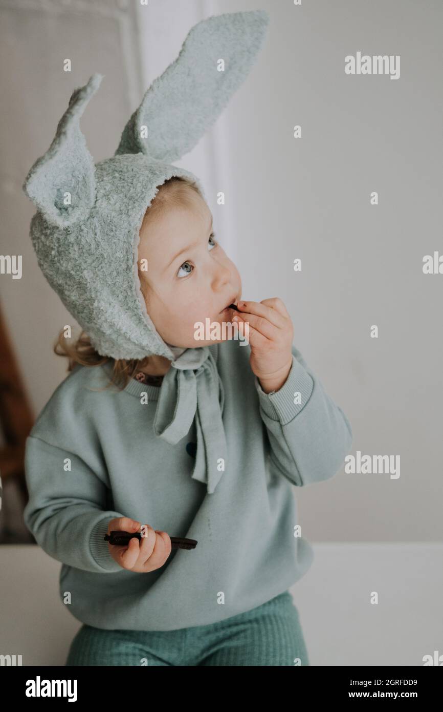 Bambina bambino in cappello divertente con orecchie che si divertono Foto  stock - Alamy