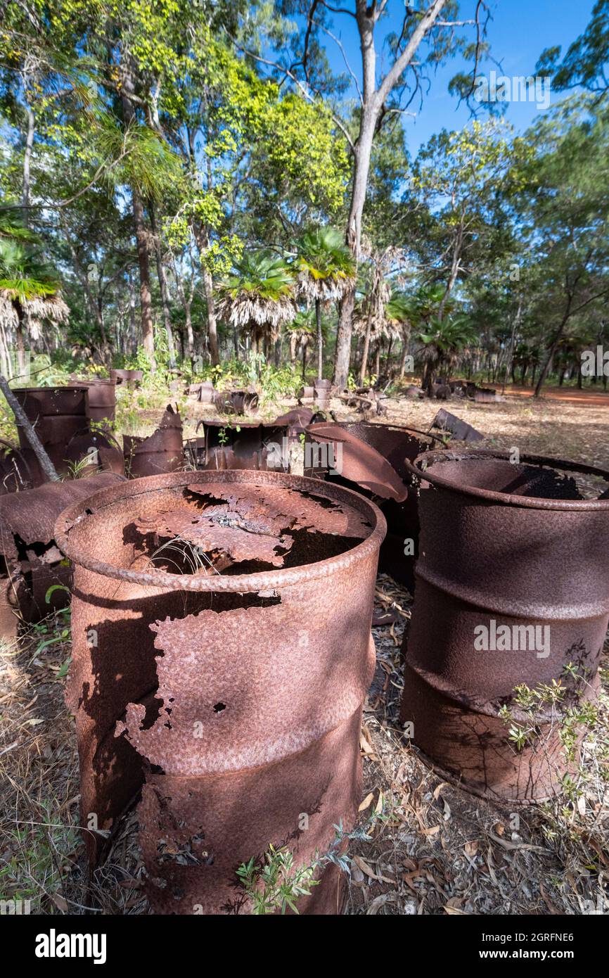 I tamburi di carburante arrugginiti sparsi nel bush vicino all'aeroporto di Bamaga sono ciò che rimane del deposito di carburante WW per Higgins Field, Bamaga, Penisola di Cape York. Foto Stock