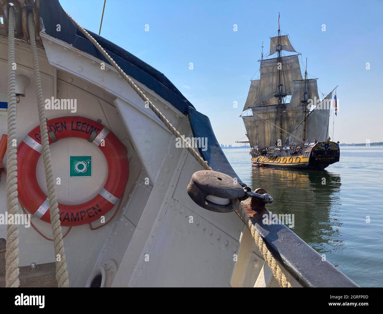 Estonia, Mar Baltico il Gulden Leeuw incontra Shtandart, barca da scuola russa per giovani Foto Stock