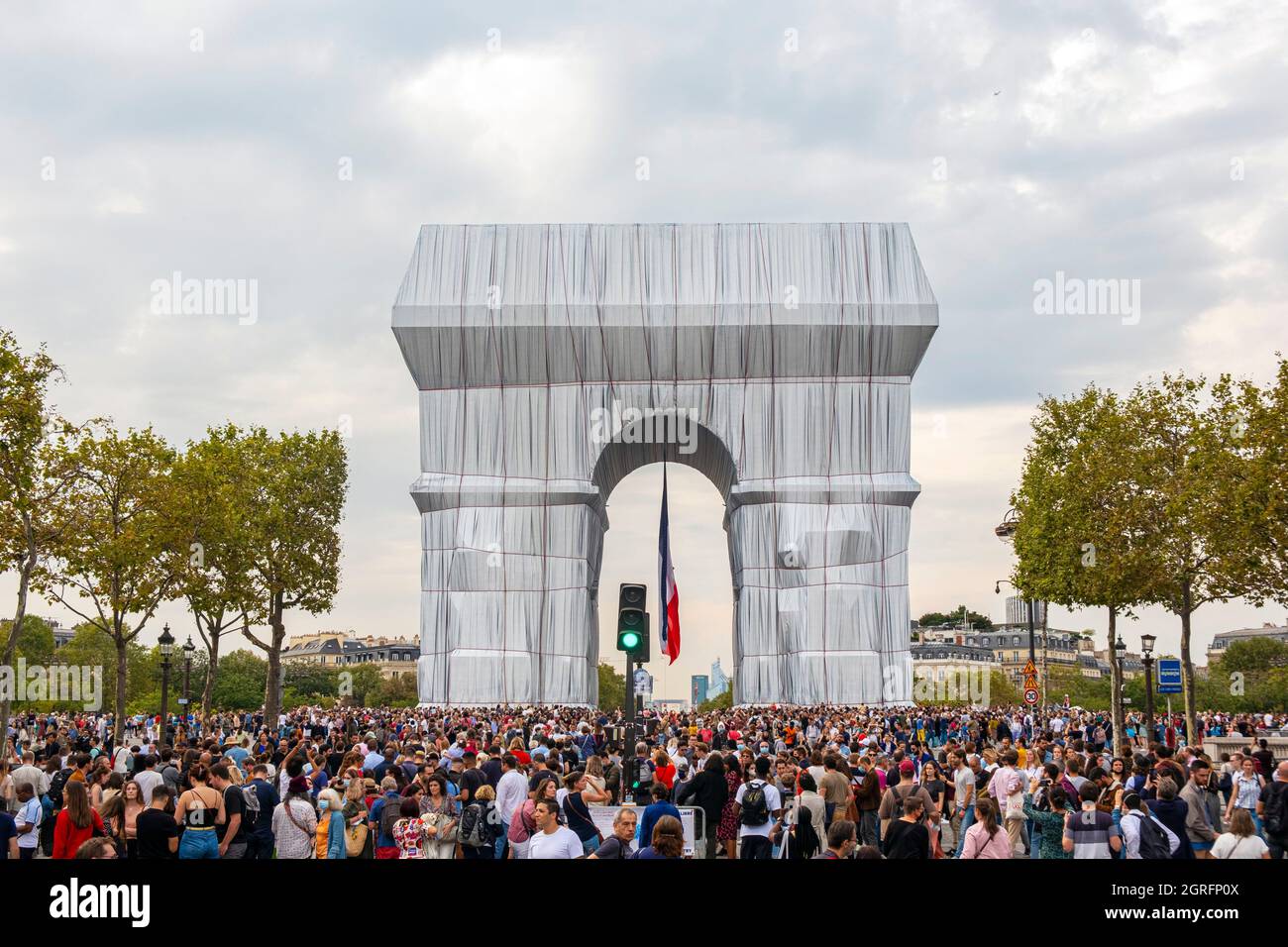 Francia, Parigi, Place de l'Etoile, Arco di Trionfo avvolto da Jeanne-Claude e Christo, dal 18 settembre al 3 ottobre 2021 Foto Stock