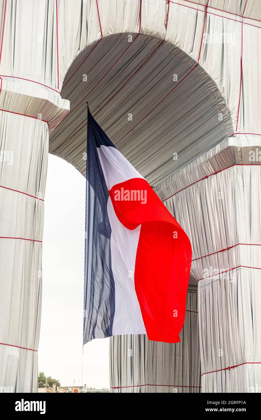 Francia, Parigi, Place de l'Etoile, Arco di Trionfo avvolto da Jeanne-Claude e Christo, dal 18 settembre al 3 ottobre 2021 Foto Stock