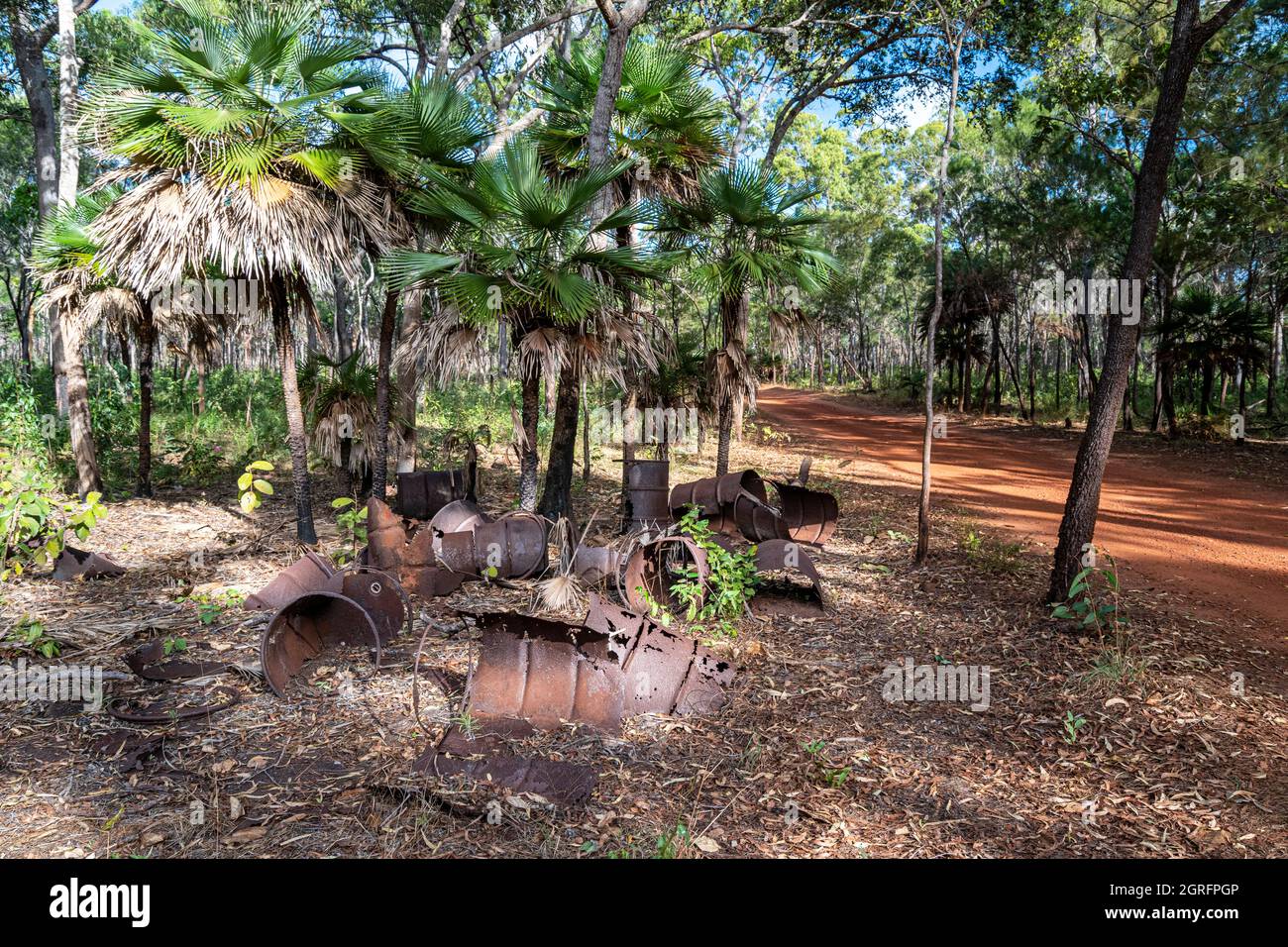 I tamburi di carburante arrugginiti sparsi nel bush vicino all'aeroporto di Bamaga sono ciò che rimane del deposito di carburante WW per Higgins Field, Bamaga, Penisola di Cape York. Foto Stock