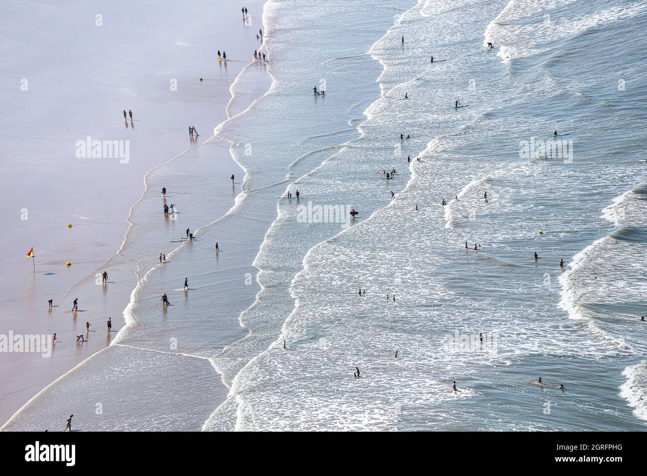Francia, Vendee, Bretignolles sur Mer, escursionisti e bagnanti sulla spiaggia (vista aerea) Foto Stock